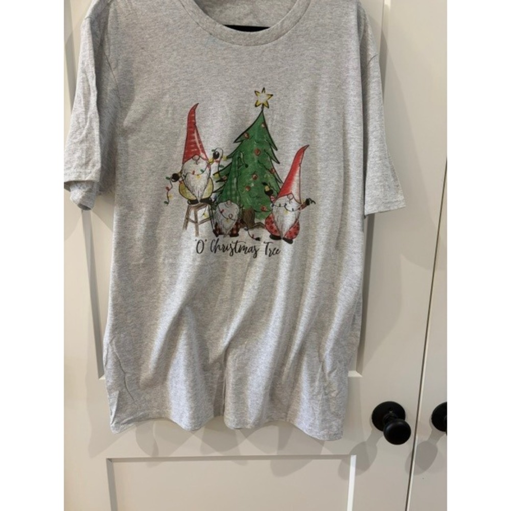 District O Christmas Tree Gnome Graphic T-Shirt Heather Gray XL Holiday Tee